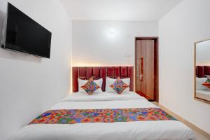Giường trong phòng chung tại FabHotel Tree view Residency