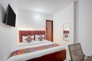 Giường trong phòng chung tại FabHotel Tree view Residency