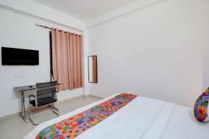 Giường trong phòng chung tại FabHotel Tree view Residency