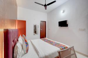 Giường trong phòng chung tại FabHotel Tree view Residency +17 ảnh