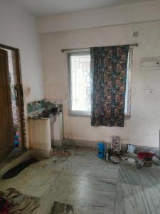 een vieze kamer met een raam en een wastafel bij Laxmi Narasimha hotel in mayapur +9 foto's