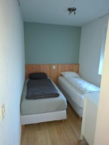 Giường trong phòng chung tại Petten Beach 1