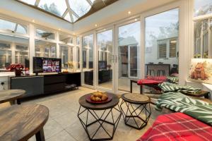 Et tv og/eller underholdning på Modern 4-bed home Royal Wharf near Excel Canary Wharf London city airport The O2 -Free parking