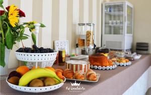 新薩爾沃的住宿－Re Umberto Suite，一张桌子,上面有水果篮和糕点