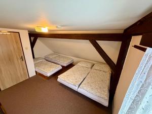 Postel nebo postele na pokoji v ubytování Pension Hraničář