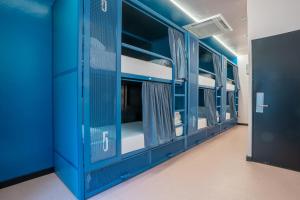 una stanza vuota con letti a castello blu di Ideal Youth Hostel a Barcellona