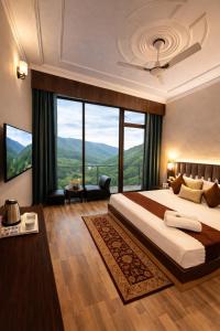 En eller flere senge i et værelse på Rose Kasauli by Continental Group Kasauli !! Prime Location ! Restaurant ! Lawn ! Parking