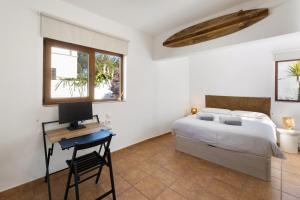 En eller flere senge i et værelse på Kaizen Volcano Home + 23 billeder