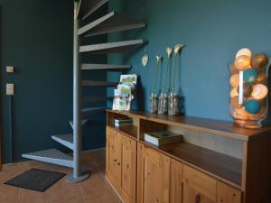 een wenteltrap in een kamer met een houten kast bij Family Home in Sourbrodt in Sourbrodt