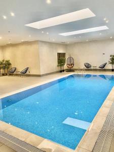 een groot blauw zwembad in een gebouw bij Dara Al Rayyan in Riyad