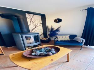 een woonkamer met een open haard en een salontafel bij Family Home in Sourbrodt in Sourbrodt +33 foto's