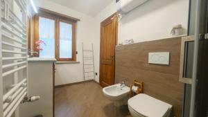 ein Badezimmer mit Toilette und Waschbecken in der Unterkunft Hostdomus - Chez Paul in Cesana Torinese