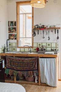 una cucina con bancone, lavandino e finestra di כרם שיזף a Mitzpe Ramon Altre 28 foto