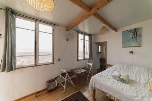 una camera da letto con un letto in una stanza con finestre di כרם שיזף a Mitzpe Ramon