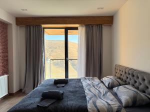 En eller flere senge i et værelse på Gudauri Block F4