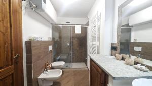ein Badezimmer mit Toilette, Waschbecken und Dusche in der Unterkunft Hostdomus - Chez Paul in Cesana Torinese