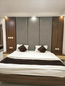 En eller flere senge i et værelse på فندق جراند روز