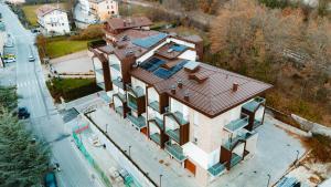 eine Draufsicht auf ein Haus mit einem Dach in der Unterkunft Luxury Mountain Suites in Roccaraso