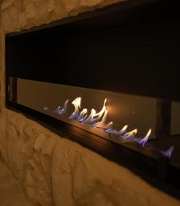 Elle comprend une cheminée. dans l'établissement B&B Il Girasole - Suite & Luxury Private Spa, à Castel di Sangro