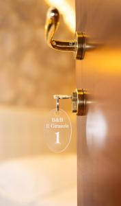 une porte munie d'une étiquette-clé. dans l'établissement B&B Il Girasole - Suite & Luxury Private Spa, à Castel di Sangro