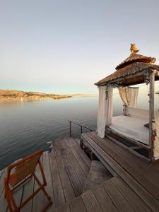 ein Pavillon auf einem Steg am Wasser in der Unterkunft Uros bungalows TITICACA in Puno