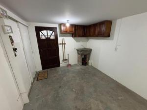 ein leeres Zimmer mit Kamin und Tür in der Unterkunft Casa necochea in Necochea