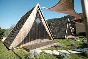 una piccola barca di legno appoggiata su un cortile di Kamp Nirvana a Šmartno ob Dreti