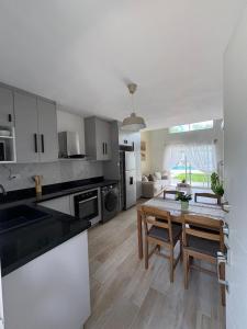 een keuken en woonkamer met een tafel en stoelen bij Boca paraiso in Boca Chica