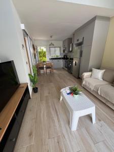 een woonkamer met een bank en een tafel bij Boca paraiso in Boca Chica