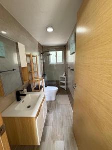 een badkamer met een wastafel, een toilet en een bad bij Boca paraiso in Boca Chica