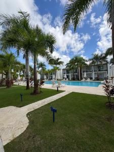 een resort met zwembad en palmbomen bij Boca paraiso in Boca Chica +2 foto's