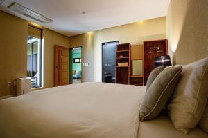 Postel nebo postele na pokoji v ubytování Libentia Hotel & Poolvilla + 74 fotografií