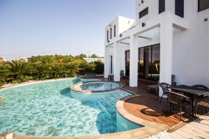 Bazén v ubytování Libentia Hotel & Poolvilla nebo v jeho okolí