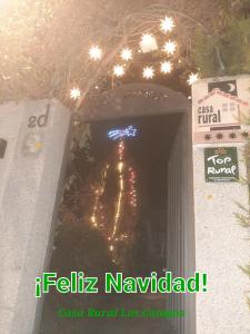 een wandelpad met een kerstboom met lampjes bij Los Campos in Padiernos