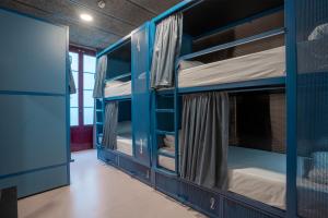 un gruppo di letti a castello in una stanza di Ideal Youth Hostel a Barcellona Altre 78 foto