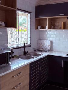 Nhà bếp/bếp nhỏ tại The August Home