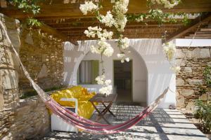 The endless blue hide out في إيوس خورا: أرجوحة في ساحة المنزل