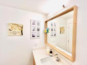 un bagno con uno specchio e un lavandino di Stunning Lake Views - downtown 2 Bedroom apartment - rooftop lounge a Kelowna Altre 12 foto