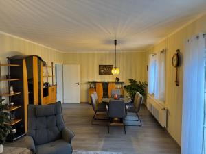 ein Wohnzimmer mit Tisch und Stühlen in der Unterkunft Ferienhaus Mücheln in Mücheln