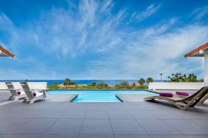 Swimmingpoolen hos eller tæt på Coral Estate Rentals