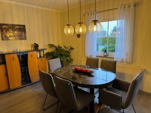 eine Küche und ein Esszimmer mit Tisch und Stühlen in der Unterkunft Ferienhaus Mücheln in Mücheln
