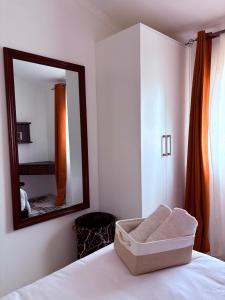 Giường trong phòng chung tại The August Home