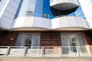 een gebouw met 2 deuren en een balkon bij Friendly Hotel Yerevan in Jerevan