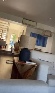 una lampada seduta su un tavolo in soggiorno di Faisões vila a Cascais