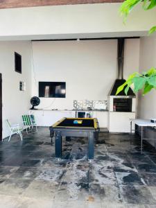 een kamer met een tafeltennistafel bij Pousada e hostel Italia in São Luís