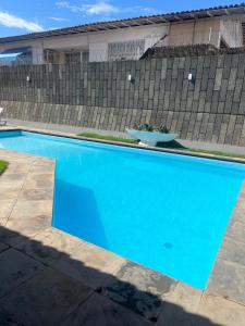 een blauw zwembad voor een hek bij Pousada e hostel Italia in São Luís