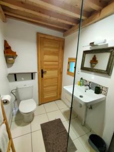 a bathroom with a toilet and a sink at La Maison des Amis in Fès