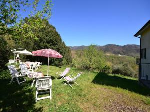 eine Gruppe von Stühlen und Sonnenschirmen auf einem Hof in der Unterkunft Spacious home surrounded by nature in Sesta Godano + 33 Fotos