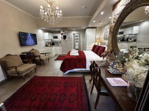 Air Suite في سباتا: غرفة نوم بسرير وطاولة ومرآة