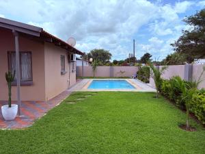 Hồ bơi trong/gần The August Home +4 ảnh